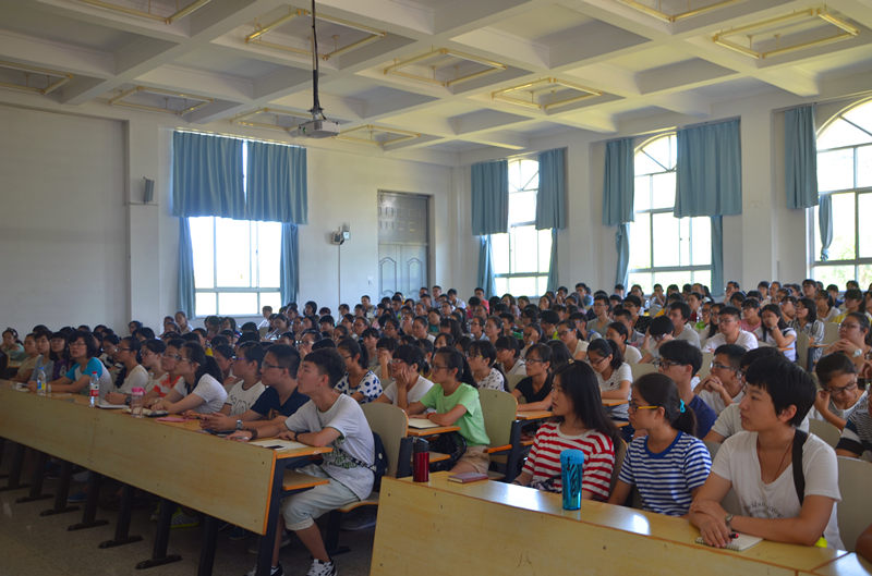 2015级新生入学教育讲座成功举行